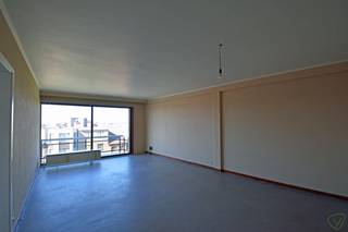 Dit instapklare appartement op de vierde verdieping biedt een aangename woonomgeving met veel lichtinval en extra buitenruimte dankzij twee terrassen.<br /><br /><strong>Ligging:</strong><br />Het appartement is centraal gelegen, met winkels, scholen en openbaar vervoer op korte afstand. Dankzij deze vlotte bereikbaarheid is dit een ideale locatie voor wie comfortabel wil wonen of op zoek is naar een interessante investering.<br /><br /><strong>Indeling van het appartement:</strong><br />Via de inkomhal komt u terecht in de ruime woonkamer, waar plaats is voor zowel een gezellige zithoek als een eetplaats. Aansluitend aan de leefruimte is de keuken. Het appartement beschikt verder over een apart toilet en twee slaapkamers. De eerste slaapkamer grenst aan de badkamer, die is uitgerust met een ligbad. Aan de tweede slaapkamer is een aparte douchekamer voorzien, wat extra comfort en privacy biedt. Tenslotte is er voor het appartement nog een kelder voorzien in de kelderverdieping, ideaal voor extra opbergruimte. <br /><br /><strong>Buitenruimte:</strong><br />Aan de voorzijde van het appartement bevindt zich een ruim terras, ideaal om te genieten van de zon of om gezellig buiten te vertoeven. Aan de achterzijde is er een tweede terras, wat zorgt voor bijkomende buitenruimte en flexibiliteit doorheen de dag.<br /><br /><strong>Extra troeven:</strong><br />✅ Twee volwaardige slaapkamers<br />✅ Badkamer met ligbad + aparte douchekamer<br />✅ Twee terrassen vooraan en achteraan<br />✅ Instapklaar<br />✅ Interessant investeringspotentieel<br /><br /><strong>Wenst u dit appartement zelf te ontdekken? Neem gerust contact met ons op via 09 344 94 44 en plan uw bezoek in.</strong>