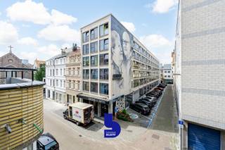 Ontdek dit prachtig gerenoveerde appartement in de charmante Londenstraat, op een toplocatie in Oostende. Op slechts enkele stappen van de gezellige Visserskaai en het strand geniet u hier van het beste wat de stad te bieden heeft: een centrale ligging gecombineerd met rust en comfort.<br /><br />Het gebouw werd volledig gerenoveerd en kreeg een tijdloze architectuur. Ook het appartement zelf werd volledig gestript en opnieuw opgebouwd met kwalitatieve materialen en een oog voor detail.<br /><br />Bij het binnenkomen valt meteen de ruime en lichtrijke woonkamer op. Dankzij de grote raampartijen baadt de leefruimte in natuurlijk licht en vloeit ze naadloos over in de strakke, volledig uitgeruste keuken. Deze keuken beschikt onder andere over een spoeltafel, keramisch fornuis, koelkast, diepvriezer, oven, vaatwasser en dampkap. Aansluitend bevindt zich een praktisch terras, ideaal om even te genieten van de buitenlucht.<br /><br />Het volledige appartement werd afgewerkt met stijlvolle parketvloeren, wat zorgt voor een warme en elegante uitstraling en is met zijn 100 vierkante meter uitzonderlijk ruim<br /><br />Via de gang komen we in het slaapgedeelte met een berging, 2 slaapkamers en een badkamer met douche, lavabo met meubel, handdoekdroger.<br /><br />Extra troeven van dit appartement zijn de energiezuinige EPC-score B, een blanco elektrische keuring en een inbegrepen kelderberging.<br /><br />Dankzij de rustige ligging vlak bij het stadscentrum is dit appartement bijzonder aantrekkelijk voor vaste bewoners, investeerders én tweede verblijvers die willen genieten van alles wat Oostende te bieden heeft: zee, strand, gastronomie en een bruisende sfeer.<br /><br />Een instapklaar appartement op een toplocatie aan zee, een unieke kans!<br />EPC 'A' en blanco keuring van elektrische installaties.
