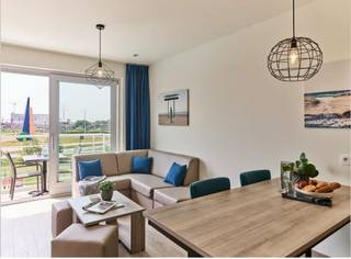 Holiday suite gelegen op het tweede verdiep van <strong>Hotel Ibis Styles </strong>op centrale ligging te Zeebrugge. De suite is volledige ingericht en als volgt ingedeeld: woonkamer met open en ingerichte keuken, terras met zicht op het zwembad, stapelbed met <strong>2 slaapmogelijkheden,</strong> slaapkamer met <strong>dubbel bed</strong> en badkamer met bad/douche, wastafel en toilet. Uitzicht op het zwembad. Men mag gebruik maken van de verscheidene faciliteiten van het hotel. Tevens buiten- en binnen zwembad aanwezig. Eigen gebruik, verhuren of combinatie mogelijk. Enkel mogelijk als tweede verblijf of investering, geen domicilieadres mogelijk. Mooi rendement!<br /><br />Voor meer informatie of een bezoek ter plaatse aarzel niet en bel Gaëlle op het nummer 0479 17 17 17