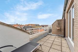 In Res. Kamoen vindt u dit ruim en perfect onderhouden duplexappartement.  Licht, volwaardige ruimtes en aangename terrassen zijn enkele van de vele...