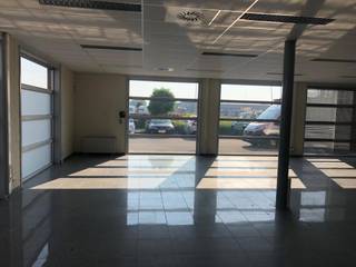 Zeer goed gelegen magazijn (ca. 600m²) met kantoorruimte 420m² glv en 420m² op +1 met zicht op de A12 in Willebroek.Het kantoor is verdeeld over 2...