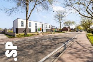 Moderne casco+ nieuwbouwwoning te koop in Tessenderlo-Ham (Kwaadmechelen)<br /><br />Bent u op zoek naar een energiezuinige nieuwbouwwoning die u nog volledig naar eigen smaak kan afwerken? Deze moderne woning combineert kwaliteit, duurzaamheid en maximale vrijheid in afwerking.<br /><br />Gelegen aan de Staatsbaan 76A-B in Tessenderlo-Ham (Kwaadmechelen), geniet u van een vlotte bereikbaarheid met de E313 op korte afstand – ideaal voor woon-werkverkeer.<br /><br />Casco+ volledig naar uw smaak af te werken<br />Deze woning wordt aangeboden in casco+ toestand. Dit betekent dat de structurele werken reeds uitgevoerd zijn en u als koper zelf de afwerking kan bepalen: vloeren, keuken, badkamer, binnendeuren en andere materialen kiest u volledig volgens uw eigen stijl en budget.<br /><br />Indeling gelijkvloers<br />Ruime inkomhal met gastentoilet, praktische berging, lichtrijke leefruimte met living en eetkamer, open leefkeuken en een grote multifunctionele bureauruimte (perfect als thuiswerkplek, speelruimte of extra slaapkamer).<br /><br />Indeling verdieping<br />Vier volwaardige slaapkamers, een badkamer met mogelijkheid tot inloopdouche en bad, een technische ruimte en een tweede apart toilet.<br /><br />Troeven van deze woning:<br />-Casco+ afwerking: volledige vrijheid in materiaal- en stijlkeuze<br />-Energiezuinig met gegarandeerd E-peil E10<br />-100% korting op het kadastraal inkomen gedurende 5 jaar<br />-Overdekt terras<br />-Grote multifunctionele ruimte op het gelijkvloers<br />-Uitstekende ligging nabij de E313<br /><br />Creëer uw droomwoning volledig naar eigen wens, zonder in te boeten op kwaliteit en energiezuinigheid.<br /><br />Interesse?<br />Voor meer informatie of een bezoek ter plaatse, kan u contact opnemen met IMMO SP via 014/59 10 20 of mailen naar jill@immosp.be.<br />Benieuwd naar de waarde van uw eigen woning? Vraag vrijblijvend een gratis verkoopanalyse aan – wij helpen u graag verder!