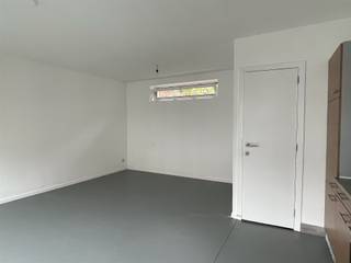 <p><span>Gerenoveerd triplex appartement met 2 slaapkamers. Het appartement is gelegen in het stadscentrum (Vijfhoek) waardoor alles vlot bereikbaar is (te voet, fiets, bus, trein, ...). Deze locatie biedt een goede bereikbaarheid door zijn centrale ligging tussen Antwerpen en Brussel. De oprit van de E19 (Antwerpen - Brussel) bevindt zich op enkele minuutjes. Bij het appartement is geen autostaanplaats/garage beschikbaar.</span></p><p><span> </span></p><p><span>INDELING</span></p><p><span>Gelijkvloers: inkom. Eerste verdieping: keuken, leefruimte en toilet. Tweede verdieping: slaapkamer met terras, badkamer met douche, lavabo en voorziening voor wasmachine/droogkast. Derde verdieping: slaapkamer. </span></p><p><span> </span></p><p><span>MAANDELIJKSE HUUPRIJS</span><span>: 960 euro. Er zijn geen gemeenschappelijke kosten.</span></p><p><span> </span></p><p><span>BESCHIKBAARHEID</span><span>: 1/10/2026</span></p><p><span> </span></p><p><span> </span></p>