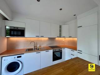 <h3><span>Instapklaar, vernieuwd 2-slaapkamerappartement met zonnige terrassen en garagebox op toplocatie</span><span><br />Op zoek naar een ruim en lichtrijk appartement waar rust, comfort en een uitstekende ligging samenkomen? Dan is dit charmante 2-slaapkamerappartement op de eerste verdieping van een kleinschalig gebouw zeker een bezoek waard.<br />Gelegen in een rustige, groene woonomgeving geniet u hier van het beste van twee werelden: een aangename woonkwaliteit én een uitstekende bereikbaarheid. Winkels, scholen, parken, sportfaciliteiten, horeca, openbaar vervoer en belangrijke invalswegen bevinden zich allemaal op korte afstand.</span></h3><h4><span>Ruime leefruimte met veel lichtinval en vernieuwde keuken</span><span><br />Via de inkomhal met vestiaire en parlofoon betreedt u de gezellige leefruimte van maar liefst 34 m². <br />Grote raampartijen zorgen voor een overvloed aan natuurlijk licht en bieden een aangenaam groen uitzicht. Authentieke details zoals de sierhaard, geven het appartement extra charme en karakter.<br />De vernieuwde open keuken sluit naadloos aan op de leefruimte en creëert een gezellige sfeer waarin koken en samenzijn perfect samengaan. <br />De praktische keuken beschikt over ruime werk- en opbergmogelijkheden en is uitgerust met een keramische kookplaat, dampkap, vaatwasser, koelkast, microgolfoven, oven, vriezer, anderhalve spoelbak en inclusief combi wasmachine. Vanuit de keuken heeft u directe toegang tot het terras alsook via de leefruimte.</span></h4><h4><span>Twee comfortabele slaapkamers</span><span><br />De slaapkamers van 10,5 m² en 14 m² bevinden zich aan de rustige achterzijde van het gebouw, wat garant staat voor optimale privacy en een goede nachtrust. Beide kamers beschikken over een handige nis voor een kledingkast of maatwerkoplossing. De ruime masterbedroom biedt bovendien toegang tot een eigen terras dat NW geörienteerd is.<br />De vernieuwde moderne badkameris voorzien van een lavabo met spiegelkast, douche en toilet.</span></h4><p><span>Een absolute troef zijn de terrassen aan zowel de voor- als achterzijde van het appartement. Zo kiest u op elk moment van de dag voor zon of schaduw. <br />Het ruime voorterras biedt meer dan voldoende plaats voor een loungehoek én een eettafel, ideaal om te ontspannen of gasten te ontvangen. Verder is er nog een kelder voor extra stockruimte.</span></p><p><span> </span></p><p><span>Garagebox</span></p><p><span>Er is een aparte garagebox aanwezig die verplicht is mee aan te huren. In de garagebox is er een water tappunt aanwezig. U betreedt de garagebox via de afzonderlijke poort naast de ingang van het appartement.</span></p><p><span> </span></p><p><span>Huurprijs en beschikbaarheid</span></p><p><span>Huurprijs: €1.050,00 / maand</span></p><p><span>Maandelijkse kosten: €110,00</span></p><p><span>Garagebox: €100,00/ maand (verplicht mee te huren)</span></p>