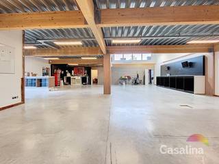 CASALINA Real Estate propose à la vente en exclusivité : Rez-de-chaussée commercial de +/- 385m² ENTIÈREMENT RÉNOVÉ en 2014, offrant de...