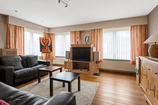 Recente halfopen bebouwing gelegen op een perceel van ca. 385 m².<br /><br />Indeling en omschrijving:<br />U betreedt deze rustig gelegen woning via de inkomhal met vestiaire en gastentoilet. De gezellige woonkamer werd afgewerkt met een parketvloer. Aansluitend vindt u de lichtrijke keuken, die dankzij de glaskoepel geniet van voldoende natuurlijke lichtinval. Naast de keuken bevindt zich een inloopdouche. <br />Op de eerste verdieping vindt u twee slaapkamers, een dressing en badkamer uitgerust met ligbad, toilet en lavabo met meubel. Ten slotte beschikt deze woning nog over een praktische zolder. <br />Buiten geniet u van een volledig aangelegde tuin met een ruim bijgebouw, ideaal als hobbyruimte, opslagplaats of extra bergruimte. <br /><br />Extra info: gunstig gelegen I <span>EPC 286 kWh/ (m² jaar) label C I infoplicht: in aanvraag I watertoets: P-score: A I G-score: A.</span>