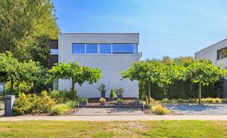 Deze moderne, luxueuze villa bevindt zich aan het einde van een rustige doodlopende straat, temidden van het natuurgebied Liedekerkebos. Gelegen...
