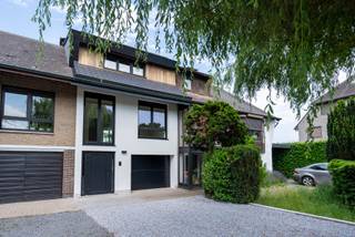 In de rustige en groene Potaardeberg te Merelbeke bevindt zich deze volledig gerenoveerde woning die hedendaags wooncomfort combineert met een uitstekende energiezuinigheid. Dankzij het EPC-label A en de verwarming via een warmtepomp bent u verzekerd van een duurzame en toekomstgerichte woning met lage energiekosten.<br /><br />Bij het binnenkomen wordt u verwelkomd in een ruime en lichtrijke leefruimte die naadloos overgaat in de moderne open keuken. De open indeling en kwalitatieve afwerking zorgen voor een aangename en eigentijdse woonbeleving. Op de verdieping bevinden zich twee ruime slaapkamers en een stijlvolle badkamer, afgewerkt met oog voor comfort en detail. Daarnaast beschikt de woning over twee afzonderlijke toiletten.<br /><br />Ook op praktisch vlak heeft deze woning heel wat te bieden. Zo beschikt u over een grote garage, een ruime oprit met parkeermogelijkheden en een afzonderlijke technische ruimte. Achteraan geniet u van een charmante en zonnige tuin waar u in alle rust kunt ontspannen en genieten van het groen.<br /><br />De woning is gunstig gelegen in een rustige straat, met een vlotte verbinding naar winkels, scholen, openbaar vervoer en belangrijke invalswegen. Een ideale opportuniteit voor wie op zoek is naar een instapklare, energiezuinige woning zonder renovatiezorgen. Contacteer ons vandaag nog voor een bezoek en ontdek zelf de vele troeven van deze prachtige woning.