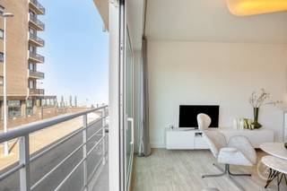 Op zoek naar een verzorgd appartement aan de kust? Dit smaakvol ingerichte appartement geniet van een zijdelings zeezicht en bevindt zich op een uitstekende locatie, op wandelafstand van de zeedijk, de tramhalte en diverse winkels.<br />Het appartement beschikt over een lichtrijke woonkamer met moderne en hedendaagse inrichting, een volledig uitgeruste keuken, een praktische slaaphoek en een badkamer met ligbad en toilet. Dankzij de verzorgde afwerking en instapklare staat is dit de ideale uitvalsbasis voor wie wil genieten van het leven aan zee.<br />Perfect als tweede verblijf of interessante investering aan de Belgische kust.