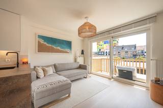 Ceux qui rêvent d'un endroit prêt à emménager et situé au calme sur la côte belge trouveront la maison idéale dans cet appartement récemment rénové. Bénéficiant d'un emplacement central, cet établissement combine le meilleur des deux mondes : une oasis de paix pour se détendre complètement, tout en étant à portée de main de la vie animée du village. Les boutiques, les restaurants chaleureux, les transports en commun et la grande plage de Heist se trouvent à quelques pas, vous pouvez donc laisser votre voiture sans effort.<br /><br />Lorsque vous entrez dans l'appartement, vous remarquez immédiatement la belle lumière. L'espace de vie lumineux dégage une atmosphère chaleureuse et confortable et constitue le cœur de la maison. La cuisine ouverte parfaitement intégrée est entièrement équipée d'appareils modernes et de matériaux de haute qualité. À côté du salon, vous pouvez facilement accéder à la terrasse ensoleillée, où vous pourrez profiter de l'air frais de la mer et d'un agréable moment au soleil du matin au soir.<br /><br />La chambre est intelligemment conçue et équipée de placards intégrés, offrant un look élégant et de nombreux espaces de rangement. La salle de bain joliment décorée offre tout le confort moderne pour bien démarrer la journée. Enfin, cette propriété possède également un certificat EPC extrêmement favorable, qui garantit non seulement une faible facture énergétique, mais également un confort de vie durable et tourné vers l'avenir.<br /><br />Offre intéressante pour ceux qui recherchent une résidence secondaire ou un investissement à Knokke-Heist !<br /><br /><br /><br />Registre des mesures: non
