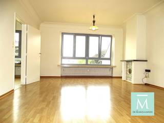 <h3><span>Charmant appartement op toplocatie in hartje Mechelen!</span></h3><p><span>Op zoek naar een instapklaar appartement op een centrale locatie? Dan is dit pand zeker een bezoek waard!</span></p><p><span>U betreedt het appartement via een authentieke inkomhal met prachtige zwart-witte tegels, die toegang biedt tot alle ruimtes.</span></p><p><span>De lichtrijke leefruimte geniet van een mooi uitzicht over de Mechelse binnenstad. Aansluitend bevindt zich de recent vernieuwde keuken, die voorzien is van een aanrecht, opbergkasten, spoelbak, kookplaat, dampkap en oven, met behoud van de authentieke tegels.</span></p><p><span>Naast de keuken vindt u een praktische berging met ruimte voor een diepvriezer en aansluitingen voor uw wasmachine en droogkast.</span></p><p><span>Verder beschikt het appartement over een ruime slaapkamer met mooie vloer en een badkamer met inloopdouche, lavabo en toilet.</span></p><p><span>Praktisch:</span><span> individuele tellers voor gas, water en elektriciteit. De verwarming is collectief en wordt afgerekend via calorimeters aan de radiatoren.</span></p><p><span>Wilt u comfortabel wonen in het bruisende centrum van Mechelen? Contacteer ons snel voor een bezoek via 015 20 20 82 of <span>info@demakelaardij.be</span></span><span>!</span></p>