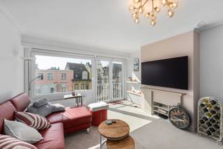 Op de geliefde Graaf Jansdijk, op slechts een steenworp van de zee, vinden we dit volledig vernieuwde appartement waar comfort, kwaliteit en een uitstekende ligging perfect samenkomen. De Pier, het centrum en het Casino van Blankenberge bevinden zich allemaal op wandelafstand.

Het appartement werd volledig gerenoveerd met oog voor detail en afgewerkt met kwalitatieve materialen. Dankzij de zuidelijke oriëntatie geniet je doorheen de dag van heel veel natuurlijk licht. Bovendien werden alle ramen vernieuwd en extra geïsoleerd, wat bijdraagt aan het hedendaagse comfort.

De stijlvolle, volledig vernieuwde keuken vormt een echte blikvanger en werd uitgerust met hoogwaardige materialen en kwalitatieve toestellen. Vanuit de keuken heb je bovendien een aangenaam zicht op de leefruimte, waardoor beide ruimtes mooi met elkaar verbonden zijn.

Aan de achterzijde bevinden zich twee ruime, volwaardige slaapkamers. Verder beschikt het appartement over een verzorgde badkamer met douchecabine en aansluitingen voor wasmachine en droogkast, evenals een afzonderlijk toilet. In de kelderverdieping van het gebouw is er ook nog een privatieve berging.

Dankzij de combinatie van de uitstekende ligging, de hoogwaardige renovatie en de zonnige oriëntatie is dit appartement een ideale uitvalsbasis aan zee, zowel als tweede verblijf als vakantieappartement.

👉 Aarzel niet en contacteer Jens via jens@keyimmo.be of 0496 41 55 77 en ontdek deze kans in Blankenberge
