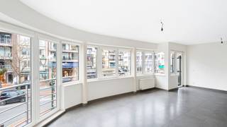 Situé dans la Lippenslaan, à distance de marche de la mer et de la plage, nous vous proposons à la vente cet appartement d’angle bénéficiant d’une...