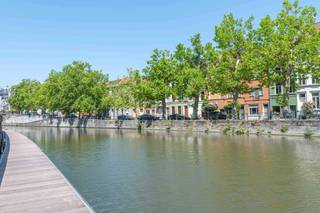 Maison de maître pleine de caractère, idéalement située avec vue sur le Baudelopark.<br /><br />Cette spacieuse habitation offre 269 m² habitables, 3 à 4 chambres selon l’aménagement, 3 salles de bains, une cave et un agréable espace extérieur.<br /><br />La large façade permet trois fenêtres par étage, garantissant une belle luminosité dans toute la maison. Plusieurs travaux énergétiques ont déjà été réalisés : isolation des façades avant et arrière ainsi que de la toiture. Avec une nouvelle chaudière, le PEB D peut évoluer vers un PEB C.<br /><br />Composition :<br />Rez-de-chaussée : hall d’entrée, séjour, salle à manger, véranda, cuisine équipée récente, première salle de bains (douche, lavabo, WC), espace extérieur, buanderie et cave sèche.<br /><br />1er étage : séjour lumineux avec kitchenette, salle de bains avec baignoire et WC séparé, grande chambre avec accès terrasse.<br /><br />2e étage : grande chambre avec lavabo et espace polyvalent (chambre/bureau). Actuellement ouvert mais divisible en deux pièces grâce à deux portes.<br /><br />3e étage : grenier aménagé en chambre avec baignoire et douche.<br /><br />Une maison de ville spacieuse, alliant charme, confort et emplacement exceptionnel à Gand.