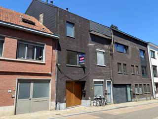 Op zoek naar een comfortabele en energiezuinige woning met 3 slaapkamers en 2 badkamers in Leuven centrum? Dan is dit een absolute topper !<br /><br />Op de gelijkvloerse verdieping omvat de woning een inkomhal met ruimte voor fietsen, een opbergruimte onder de trap en 1 slaapkamer met badkamer. Deze kamer heeft een aparte koer en toegang naar de tuin via een trap.<br />Via de trap in de inkomhal kom je op het eerste verdiep, dat voorzien is van een living en een volledig ingerichte open keuken (microgolfoven, frigo, keramische kookplaat, dampkap en wastafel), de keuken sluit aan op een ruim, zonnig terras.<br />Op het tweede verdiep bevinden zich een tweede slaapkamer, een apart toilet en een tweede badkamer met inloopdouche en dubbel lavabomeubel.<br />Op de zolderverdieping ten slotte beschikt de woning over een derde slaapkamer en een bergingsruimte.<br /><br />Wat de energiezuinigheid betreft, geniet deze woning van uitstekende EPC score A. Bovendien is er vloerverwarming aanwezig in elke ruimte samen met gordijnrails en lichtarmaturen voorzien.<br />De maandelijkse huurprijs bedraagt € 1600, exclusief nutsvoorzieningen. De woning wordt verhuurd als hoofdverblijfplaats. Beschikbaar vanaf 15 juli 2026.<br /><br />CO-HOUSING IN DEZE WONING IS TOEGESTAAN MAAR NIET VOOR STUDENTEN (TENZIJ ONDER VOLGENDE VOORWAARDEN):<br />https://www.leuven.be/co-housing-samenhuizen<br /><br />Hebt u interesse om dit prachtige huis te bezoeken? Een bezoek plannen kan via <strong>onze online </strong>agenda op immojanstas.be of telefonisch op 016 23 90 81 (weekdagen 10u–13u).