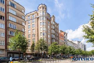 Deze unieke en riante DUPLEX PENTHOUSE van ca. 350m² bevindt zich in een prachtig gebouw in art-decostijl en beschikt over een royaal zonnig...