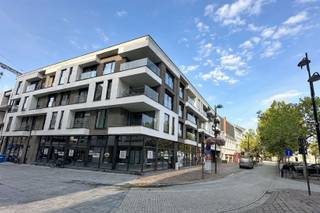 <p><span>Dit ruime en hoogwaardig afgewerkte appartement is gelegen op de derde verdieping van een recent gebouw met lift, in het hart van de levendige dorpskern van Beveren. Dankzij de centrale ligging bevinden de winkelstraten zich als het ware in de achtertuin en geniet u van alle voorzieningen op wandelafstand.</span></p><p><span>Via de inkomhal met apart toilet komt u in de ruime leefruimte, waar de open keuken mooi in het geheel is geïntegreerd. De keuken is volledig uitgerust en beschikt onder meer over een Amerikaanse koelkast, hoge druk stoomoven, combioven en inductiekookvuur. Aansluitend bevindt zich een praktische berging.</span></p><p><span>Via de nachthal bereikt u drie slaapkamers, een dressing en twee badkamers. De eerste badkamer is uitgerust met een ligbad, lavabo en toilet. Daarnaast is er een aparte douchekamer met inloopdouche. Achter de derde slaapkamer (momenteel gebruikt als bureauruimte) bevindt zich het aangename terras, voorzien van een zonneluifel.</span></p><p><span>Via de lift of traphal bereikt u de kelderverdieping, waar het appartement beschikt over een privatieve kelderberging en een ondergrondse autostaanplaats met mogelijkheid tot elektrisch laden.</span></p><p><span>Het appartement is uiterst energiezuinig, wordt verwarmd via een warmtepomp en beschikt over een volledig conforme elektrische installatie. In combinatie met de hoogwaardige afwerking, ruime indeling en uitstekende staat biedt dit appartement een bijzonder hoog wooncomfort.</span></p><p><span>Voor meer informatie of een bezoek, contacteer ons vandaag nog via 03 500 05 40.</span></p>