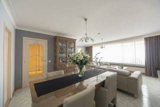 <p><span>Instapklaar 3-slaapkamerappartement INCL GARAGEBOX</span></p><p><span>Ontdek dit instapklare en ruime appartement, ideaal gelegen in Ekeren (2180), vlakbij het station en openbaar vervoer, en op wandelafstand van het centrum.</span></p><p><span>Het appartement verwelkomt u via een inkomhal met gastentoilet. De lichtrijke en ruime woonkamer zorgt voor een aangename leefomgeving. Aansluitend vindt u een volledig geïnstalleerde keuken.</span></p><p><span>Verder beschikt het appartement over drie slaapkamers, waarvan de derde slaapkamer toegang biedt tot het terras ideaal om te genieten van een rustig moment buiten. De badkamer is praktisch ingericht en compleet.</span></p><p><span>Extra troef is de bijhorende garagebox, wat zorgt voor extra comfort en parkeergemak.</span></p><p><span>Troeven:</span></p><ul><li><span>Instapklaar</span></li><li><span>3 volwaardige slaapkamers</span></li><li><span>Terras</span></li><li><span>Garagebox inbegrepen</span></li><li><span>Uitstekende ligging nabij station, openbaar vervoer en centrum</span></li></ul><p><span>Interesse? Contacteer ons voor een bezoek! Wij zijn bereikbaar op het volgende nummer 03/633.12.029 of email <span>info@immogreenstar.be</span></span></p><p><span>Bestuursmaatregelen in het maatregelenregister: nee</span></p>