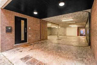 <p><span>GENT Unieke modern triplex appartement met ruime garage op toplocatie aan de Kouter</span></p><p><span>In een rustige en charmante steeg vlakbij de iconische De Kouter bevindt zich deze uitzonderlijke moderne woning, gebouwd in 2010. Een unieke combinatie van comfortabel wonen, werken en opslag op een absolute toplocatie in het hart van Gent.</span></p><p><span>Het triplex appartement beschikt over een royale en lichtrijke woon- en leefruimte met grote raampartijen die uitgeven op een groen en zonnig terras met uitstekende oriëntatie. Hier geniet u in alle rust van privacy en buitenruimte midden in de stad.</span></p><p><span>Verder omvat de woning:</span></p><ul><li><span>3 volwaardige en ruime slaapkamers </span></li><li><span>Moderne badkamer met comfortabele inloopdouche </span></li><li><span>2 ruime bergingen </span></li><li><span>Energiezuinige woning met gunstig EPC-label B </span></li></ul><p><span>Een absolute troef is de uitzonderlijk ruime garage/opslagplaats op het gelijkvloers, geschikt voor diverse doeleinden:</span></p><ul><li><span>plaats voor maar liefst 5 wagens </span></li><li><span>ruime fietsenberging </span></li><li><span>ideaal voor zelfstandigen, combinatie woon-werk, atelier of extra opslagruimte </span></li></ul><p><span>Dankzij de centrale ligging bevindt u zich op wandelafstand van winkels, restaurants, openbaar vervoer en alle troeven die het bruisende stadscentrum van Gent te bieden heeft.</span></p><p><span>Een unieke opportuniteit voor wie op zoek is naar ruimte, comfort en multifunctionaliteit op een absolute toplocatie.</span></p>