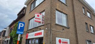 Instapklaar appartement op de 1ste verdieping voorzien van ingerichte keuken met alle toestellen. In het appartement zijn er 2 slaapkamers aanwezig en een badkamer met ligbad en douchescherm. Apart toilet<br />Ruime woonkamer op parket. Achteraan het appartement is er een terras aanwezig.<br />Voor verdere inlichtingen of bezichtigingen gelieve onze vastgoedadviseur Guy de Witte te contacteren op het nummer 0477904846