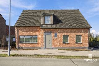 Ontdek deze hoogwaardig afgewerkte, energiezuinige woning met maar liefst 5 ruime slaapkamers, 2 badkamers en een prachtige leefruimte met aansluitende lichtrijke OBUMEX-keuken. <br /><br />De woning bestaat uit:<br />Gelijkvloers: inkomhal met gastentoilet - ruime lichtrijke leefruimte - hoogwaardig afgewerkte leefkeuken - ruime berging - nachthal - 2 slaapkamers - badkamer met toilet, wastafel en inloopdouche.<br />Verdieping: nachthal - 3 ruime slaapkamers - badkamer met ligbad, inloopdouche, toilet en hoogwaardig badkamermeubel.<br />Zolder<br /><br />+ Energiezuinig: EPC label A<br />+ ruimte: bewoonbare opp: 234m²<br />+ 5 slaapkamers <br />+ 2 badkamers<br /><br />📞 Interesse? Contacteer Thijs, Friedel of Nina:<br />📲 051 57 54 61<br />📧 thijs@grouptrybou.be | friedel@grouptrybou.be | nina@grouptrybou.be
