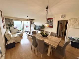 Au 11ème étage de cet immeuble à Merksem, vous bénéficiez d'une vue panoramique exceptionnelle sur Anvers. Pendant la journée, vous contemplez...