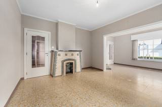 Te koop: open bebouwing in Berlare, rustig gelegen in een groene en residentiële omgeving.<br /><br />Deze woning uit 1960 biedt een aangename combinatie van ruimte, licht en potentieel. Dankzij het open karakter geniet u langs beide kanten van een mooi zicht op de tuin en veel natuurlijke lichtinval in de leefruimtes. De grote garage biedt extra mogelijkheden en kan eventueel omgevormd worden tot een extra kamer, hobbyruimte of bureau. Het groene perceel en de rustige buurt maken van deze woning een ideale keuze voor wie comfortabel en rustig wil wonen. Bovendien geniet u van een praktische indeling met ruime leefruimtes en twee volwaardige slaapkamers. Op de ruime nachthal is voldoende plaats om een lichtrijke bureauruimte te creëren. <br /><br />Belangrijkste ruimtes<br />• Ruime woonkamer (40 m²) met veel lichtinval en uitzicht op het groen<br />• Keuken (8 m²) met praktische indeling<br />• Veranda (18 m²) als extra leefruimte met zicht op de tuin<br />• Badkamer (9 m²)<br />• Apart toilet<br />• Slaapkamer (16 m²)<br />• Slaapkamer (12 m²)<br />• Grote garage (16 m²) met mogelijkheid tot extra kamer of hobbyruimte<br />• Inkomhal (15 m²) en extra hallen voor vlotte circulatie<br /><br />Troeven<br />• Open bebouwing met langs beide kanten zicht op de tuin<br />• Grote garage met potentieel voor extra kamer of bureau<br />• Groen perceel in een rustige residentiële buurt<br /><br />Neem vandaag nog contact op met je ERA-makelaar voor een bezoek.<br /><br />JOUW DROOMHUIS. ZO GEVONDEN!