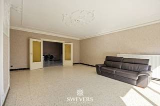 Voor meer info en foto’s, surf naar www.swevers.be – Deze woning in de Sint-Jansstraat 13 in Sint-Truiden biedt heel wat ruimte en potentieel voor wie graag een eigendom verder afwerkt naar eigen smaak. De woning, gebouwd in 1969, heeft een bewoonbare oppervlakte van 223 m² en bevindt zich momenteel in te renoveren staat. Een aantal belangrijke werken werden echter al uitgevoerd, wat een mooie basis vormt voor de toekomst. Voor meer informatie, bel 012 699 900. Bron bewoonbare<br />oppervlakte: EPC – verslag. Dit pand is onderworpen aan de renovatieverplichting van de Vlaamse overheid voor residentiële gebouwen (behoudens bij sloop binnen 5 jaar na de aankoop). Consulteer voor meer informatie de website van het Vlaams Energie- en Klimaatagentschap via <br />https://www.vlaanderen.be/een-huis-of-appartement-kopen/renovatieverplichting-voor-residentiele-gebouwen