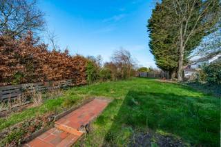 Charmante te renoveren woning met vier slaapkamers en een gezellige zonnige tuin met terras en groot tuinhuis, ideaal voor een gezin dat de...