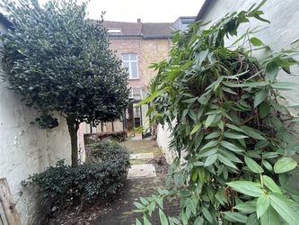 In één van de mooiste straten van Brugge centrum, vlakbij alle winkels CHARMANT ENERGIEZUINIG LICHTRIJK WOONHUIS met stadsTUINTJE, 3 SLAAPKAMERS, 2 BADKAMERS , Mogelijkheid om GARAGE bij te kopen - foto 3