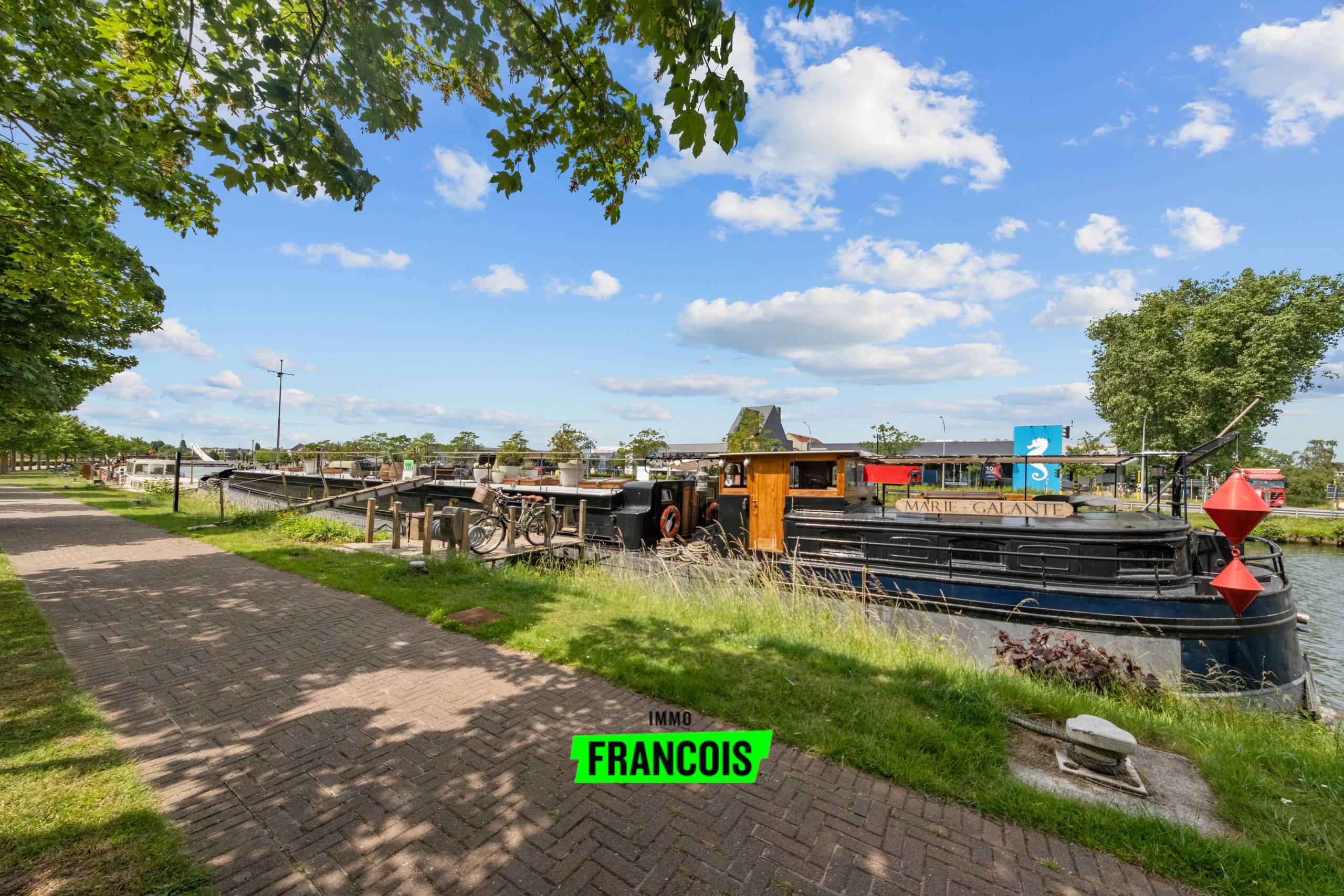 Karaktervolle woonboot met ligplaats op toplocatie te Brugge! - foto 1