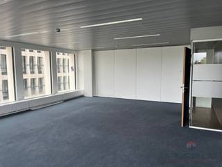 Modern kantoorgebouw gelegen tussen de Naamsepoort en de Meeûssquare.  Een ideale opportuniteit voor bedrijven op zoek naar kwalitatieve kantoren in de Europese Wijk.<br />Maximale huurtermijn: 3 jaren<br />