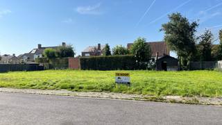 Deze bouwgrond voor open bebouwing vind je aan de rand van Roeselare, in een rustige en aangename woonbuurt. Je woont er op wandel- en fietsafstand van winkels, scholen en openbaar vervoer. Via de N36 geniet je van een vlotte verbinding. Vlakbij is er een ruiterpad: je fietst en wandelt er vlot en veilig naar het centrum.

Het villaperceel is 421 m². De ruime stedenbouwkundige voorschriften (1 of 2 bouwlagen, plat of hellend dak, ...) bieden je tal van mogelijkheden om hier jouw droomwoning te realiseren. Contacteer ons en ontdek alle mogelijkheden. 

Een kijkje nemen? Je vindt de bouwgrond naast Cipressenstraat 15.