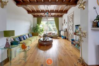 <br /><br />Deze karaktervolle herenwoning met een grote tuin is gelegen in het commercieel centrum van Menen. Deze stevige woning beschikt over allerlei charmante elementen. <br /><br />Indeling: Via de lichtrijke inkomhal kan je naar de polyvalente/praktijkruimte of de woonkamer gaan. Door de indeling op het gelijkvloerse en de 2 ingangen is dit pand geschikt voor vrije beroepen of kan zelf als kangoeroe woning dienst doen.<br /><br />De ruime leefruimte beschikt over veel authentieke elementen zoals hoge plafonds van 4 meter en eiken deuren. Vervolgens betreden we de ingerichte keuken die een prachtig zicht geeft op de zuidgerichte tuin. Aansluitend aan de keuken is er ook nog een berging voorzien.<br /><br />Op het 1ste verdiep bevinden zich 4 zeer ruime slaapkamers. Daarnaast kunnen we ook de badkamer terugvinden die is voorzien van een groot ligbad, douche, toilet en dubbele lavabo.<br />Vervolgens vinden we ook een polyvalente ruimte van 55m2 terug op het 1ste verdiep. Deze beschikt over een aparte ingang. Deze ruimte kan worden ingedeeld als woonruimte, schoonheidsinstituut,....<br /><br />Deze statige woning beschikt over een terras van 80 m² en een tuin (1300m²) met tal van mogelijkheden. <br /><br /><br /><span>Pluspunten</span><br /><span>- grote tuin<br />- nabij centrum en invalswegen<br />- polyvalente ruimte ideaal voor vrije beroeper<br />- ruime garage<br />- geen renovatieverplichting</span><br /><br />Meer info of een bezoek inplannen?<br />Neem gerust contact op met Kimoura via 0470 86 65 08 of kimoura@immolietaer.be