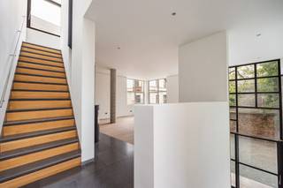 Located in the heart of the historical center of Antwerp is this house with garden.Entrance leads to the spacious and bright living room. Open...