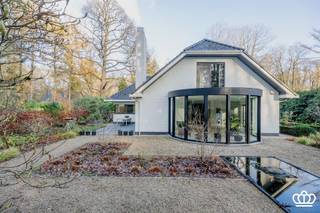 Luxe, sfeervolle en energiezuinige villa, rustig verscholen in het groen en toch centraal gelegen in Heide-Kalmthout. Deze stijlvolle woning biedt...