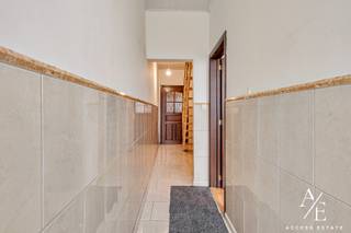 Op zoek naar een betaalbare eigen woning of een opbrengsteigendom? Deze instapklare woning combineert een goede ligging in Gent met een verrassend ruime bewoonbare oppervlakte van 143 m² en biedt bovendien tal van mogelijkheden aan een toegankelijke prijs.<br /><br />Deze woning wordt u exclusief aangeboden door Access Estate.<br />EERSTE BEZOEKDAG DONDERDAG 22 OKTOBER (op afspraak).<br />Contacteer Nathan via +32 470 06 80 15 of nathan@accessestate.be<br /><br />De woning beschikt momenteel over 2 ruime slaapkamers, waarvan één met een leuke dressingruimte. Via een vaste trap bereik je bovendien de zolderverdieping van maar liefst 31 m². Deze ruimte biedt de mogelijkheid om nog 2 extra slaapkamers te creëren, waardoor de woning perfect kan meegroeien met je woonbehoeften.<br /><br />Ook op praktisch vlak scoort deze woning sterk. Je geniet van een aangename leefruimte met aansluitende halfopen keuken, een afzonderlijk toilet, een aparte wasplaats en een privatieve buitenruimte van 11 m² (zuid-oost gericht). De elektrische installatie werd conform gekeurd tot 16 januari 2042. Dankzij het EPC-label D geldt er bovendien geen renovatieverplichting, zodat je zonder verplichte energetische renovatiewerken je nieuwe woonverhaal kunt starten.<br /><br />De belangrijkste troeven op een rij:<br /><br />- Bewoonbare oppervlakte van 143 m²<br />- 2 ruime slaapkamers, waarvan één met dressing<br />- Zolder van 31 m² met vaste trap => mogelijkheid tot 2 extra slaapkamers<br />- Instapklaar<br />- EPC-label D => geen renovatieverplichting<br />- Elektrische installatie conform tot 16/01/2042<br />- Praktische aparte wasplaats<br />- Privatieve buitenruimte (terras) van 11 m² (Z-O oriëntatie)<br />- Laag kadastraal inkomen van 250 EUR.<br />- Ideaal als eerste woonst of als investering.<br /><br />Interesse in deze betaalbare woning met verrassend veel ruimte en mogelijkheden?<br />Contacteer ons voor meer informatie of een bezoek ter plaatse!