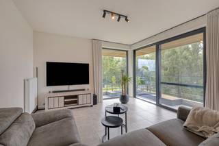 Dit appartement beschikt over een EPC label A en de aanwezigheid van privatieve zonnepanelen. Zo bent u hier gewapend tegen de energietoekomst en geniet u van uiterst lage maandelijkse lasten.INDELING: Lichtrijke en open leefruimte met grote raampartijen die het zicht op het water en groen perfect naar binnen trekken, een volledig geïnstalleerde, moderne open keuken, een praktisch ingerichte berging/wasplaats, 2 volwaardige slaapkamers en een eigentijdse badkamer. Het gezellige terras van 18m² vormt het absolute verlengstuk van uw woonkamer.TROEVEN: - Duurzaam &amp; groen: BEN appartement met privatieve zonnepanelen- Ondergrondse staanplaats - Prachtig uitzicht met 18m² terras- Rustig gelegen omgeven door groen en waterHet appartement is beschikbaar vanaf 01/03/2027. Wilt u graag meer info of een bezoek ter plaatse? Neem contact op met Xan via 0477 56 02 71 - xan.debaenst@dewaele.comBestuursmaatregelen in het maatregelenregister: nee