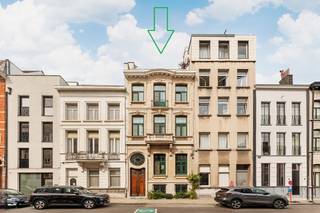 <strong>Bekijk de videotour, grondplannen, het gunstige EPC-attest(B), de conforme elektrische keuring en alle overige documenten op onze website. Voor meer info of een bezoek 03/225 00 68 of info@wellimmo.net</strong><br /><br />In een rustige zijstraat van de Amerikalei, aan het gegeerde <strong>Antwerpen-Zuid</strong>, bevindt zich deze uitzonderlijke <strong>herenwoning</strong> (1914) met prachtige natuurstenen façade in beaux-artsstijl naar de hand van befaamd architect Jules Driesen. De woning met een bewoonbare oppervlakte van maar liefst <strong>362 m² </strong>werd in 2018 hoogwaardig gerenoveerd in samenwerking met architect Bart De Jong, met respect voor haar authentieke karakter en tal van originele elementen die de grandeur van het pand onderstrepen.<br />Achter de statige gevel schuilt een bijzonder ruim en veelzijdig geheel, verdeeld over vijf niveaus treffen we (afhankelijk van gebruik) tot 6 slaapkamers, 3 badkamers en 4 toiletten. Dankzij de doordachte renovatie geniet u vandaag van een perfecte balans tussen historische charme en hedendaags comfort. Bovendien beschikt de woning over een <strong>gunstig EPC-label B (183 kWh/m² jaar)</strong> en een conforme elektrische installatie.<br />Momenteel is de woning ingericht als een combinatie van wonen en werken. Het souterrain en de eerste verdieping worden gebruikt als kantoor-, werk- en vergaderruimtes, waardoor deze eigendom zich uitstekend leent voor vrije beroepen, ondernemers of wie wonen en werken op één locatie wenst te combineren. De bovenliggende verdiepingen bieden ruime leefvertrekken, meerdere badkamers en verschillende slaapkamers, met een flexibele indeling die eenvoudig kan worden aangepast aan de wensen van een nieuwe eigenaar.<br />Een bijzonder pluspunt zijn de <strong>meerdere buitenruimtes</strong>, een zeldzaamheid op deze locatie. Zo beschikt de woning over verschillende terrassen verspreid over de verdiepingen, waardoor er op quasi elk niveau een aangename buitenruimte aanwezig is. De absolute blikvanger bevindt zich bovenaan: een <strong>vergund terras van circa 23 m²</strong> met gunstige oriëntatie, waar u in alle rust kunt genieten van zon en uitzicht. Ook het aanwezige groendak draagt bij aan het aangename wooncomfort.<br /><br /><strong>Troeven op een rij:</strong>
<ul>
	<li><span>Statige herenwoning met hoge architecturale waarde</span></li>
	<li><span>Prachtige natuurstenen gevel</span></li>
	<li><span>Hoogwaardige renovatie</span> met b<span>ehoud van tal van authentieke elementen</span></li>
	<li><span>362 m² bewoonbare oppervlakte</span></li>
	<li><span>EPC-label B (183 kWh/m² jaar)</span></li>
	<li><span>Conforme elektrische installatie</span></li>
	<li><span>Veel natuurlijke lichtinval</span></li>
	<li><span>Flexibele indeling voor wonen, werken of combinatie van beide</span></li>
	<li><span>Meerdere slaapkamers en badkamers</span></li>
	<li><span>Verschillende terrassen en buitenruimtes verspreid over de woning</span></li>
	<li><span>Vergund zonneterras met gunstige oriëntatie</span></li>
	<li><span>Rustige ligging in een zijstraat van de Amerikalei</span></li>
	<li><span>Gegeerde locatie op Antwerpen-Zuid nabij KMSKA, winkels, horeca, musea en het historische stadscentrum</span></li>
</ul>
Een unieke opportuniteit voor wie op zoek is naar een karaktervolle herenwoning met uitstraling, uitzonderlijke volumes, diverse buitenruimtes en een veelzijdige invulling op een van de meest gegeerde locaties van Antwerpen<br /> 
