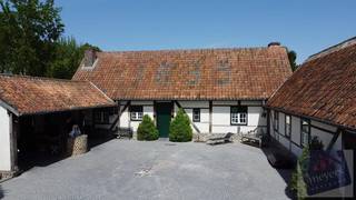 Ontdek deze karaktervolle hoeve in het groen aan de Slaapstraat 29 in Alken, gelegen op een privatief bereikbaar perceel van maar liefst 11.974...