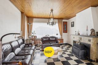Op een landelijke ligging nabij het natuurgebied Vloethemveld en op korte afstand van het centrum van Zedelgem bevindt zich deze halfopen bebouwing op een ruim perceel van maar liefst 2.233 m². De woning werd gebouwd in 1962 en biedt tal van mogelijkheden voor wie op zoek is naar ruimte, rust en een groene omgeving.<br />Via de inkomhal bereikt u de leefruimte met zithoek en eetplaats, waar grote raampartijen zorgen voor een aangename lichtinval en zicht op de tuin. Aansluitend bevindt zich de ingerichte keuken met toegang tot de ruime veranda, die een mooi verlengstuk vormt van de leefruimte. Verder beschikt het gelijkvloers over diverse praktische bergruimtes, een kelder, een stookplaats en een garage met extra opslagmogelijkheden.<br />Op de eerste verdieping bevinden zich drie slaapkamers en een badkamer. De zolderverdieping biedt bijkomende ruimte met een zolderkamer en een extra zolderruimte, wat mogelijkheden geeft voor uitbreiding of hobbyruimte.<br />De woning beschikt over een grote zuidwest gerichte zij- en achtertuin waar u in alle rust kan genieten van het landelijke karakter van de omgeving. Daarnaast zijn er meerdere bijgebouwen, een garage, carport en ruime oprit aanwezig.<br />Een eigendom met veel potentieel op een uitzonderlijk diep perceel, ideaal voor wie landelijk wil wonen met het centrum en voorzieningen toch vlakbij.<br />Neem voorsprong met een vrijblijvende en gratis schatting van uw eigendom via:<br />www.residentievastgoed.be/gratisonlineschatten.
