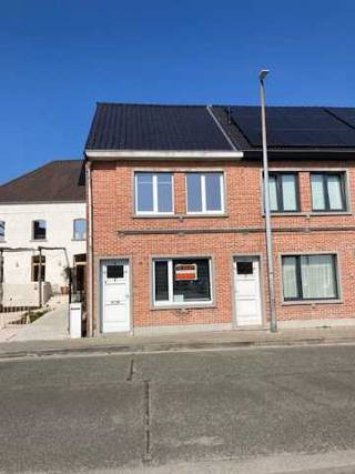 Te koop: Instapklare halfopen bebouwing (volledig gerenoveerd in 2022)Bent u op zoek naar een gezellige en instapklare woning met...