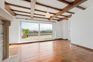 Très bien entretenu, bel appartement de 2 chambres sur le toit de la Grote Markt à Blankenberge. Salle de séjour dans le style d'une ferme...