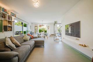 Op zoek naar een zorgeloze, hypermoderne woning waar u werkelijk niets meer aan hoeft te doen? Deze nieuwbouwwoning uit 2024 combineert een uitzonderlijk hoog wooncomfort met een historisch lage energiefactuur. Gelegen in een rustige, kindvriendelijke buurt in Sint-Amandsberg, met het bruisende centrum van Gent op een boogscheut afstand.<br /><br />Waarom deze woning uw droomstek wordt:<br /><br /><strong>Extreem energiezuinig (EPC A - score 4)</strong>: Dankzij de nieuwste BEN-principes, hoogwaardige isolatie, 10 zonnepanelen met een groot vermogen omvormer en een warmtepomp (die in de winter heerlijk verwarmt en in de zomer efficiënt koelt) bent u volledig voorbereid op de toekomst.<br /><br /><strong>Licht, lucht en ruimte</strong> <strong>(166 m²)</strong>: Een royale, zonovergoten leefruimte met een modern uitgeruste leefkeuken. De grote raampartijen trekken het groen van de tuin naadloos naar binnen.<br /><br /><strong>3 volwaardige slaapkamers</strong>: Geen krappe kamers, maar drie échte ruime slaapkamers. Ideaal voor een gezin, thuiswerkers of hobbyisten.<br /><br /><strong>Parkeren zonder zorgen:</strong> Eigen oprit én een ruime inpandige garage met extra bergruimte. Dit naast gratis parkeren op de straat.<br /><br /><strong>Toplocatie</strong>: Rustig en groen wonen met alle voorzieningen (scholen, winkels, openbaar vervoer en belangrijke invalswegen) en het Gentse stadsleven vlak bij de deur.<br /><strong>Indeling</strong><br /><br />Gelijkvloers: U komt binnen in een open, lichtrijke leefruimte waar de tuin het verlengstuk vormt van uw woonkamer. De strakke, volledig geïnstalleerde keuken met hoogwaardige toestellen nodigt uit tot koken en tafelen. Daarnaast beschikt het gelijkvloers over een praktische garage en een handige berging.<br /><br />Eerste verdieping: Drie ruime, volwaardige slaapkamers, een doordacht ingedeelde grote badkamer met alle comfort en een extra bergruimte.<br /><br />Buiten: Een fijne, gunstig georiënteerde tuin waar u het hele jaar door van de zon geniet.<br /><br /><strong>De troeven op een rij:</strong><br /><br />Bouwjaar 2024 (BEN-woning) – EPC Label A (score 4)<br />Warmtepomp met actieve koeling & 10 zonnepanelen<br />166 m² bewoonbare oppervlakte<br />3 grote slaapkamers<br />Inpandige garage automatische poort + private oprit<br />Zonnige tuin en groot terras zonder inkijk<br />Rustige, gegeerde buurt met topscore voor bereikbaarheid richting Gent<br /><br />Een instapklare, stijlvolle gezinswoning waar duurzaamheid en comfort perfect samenkomen. Plan vandaag nog uw bezoek en ontdek zelf het wooncomfort van morgen. Bel Arthur voor meer info of bezoek: 0473 90 90 94