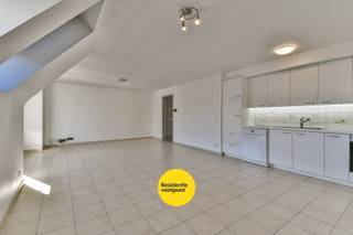 Ruim duplex appartement gelegen in het centrum van Oudenburg. Volledig instap klaar en ingericht met woonkamer met open keuken, inkom met trap...