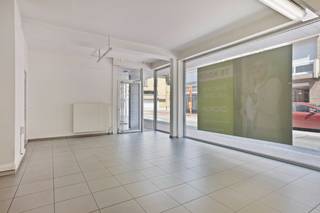 Ontdek de perfecte locatie voor uw onderneming in het centrum van Roeselare. Dit instapklaar handelspand biedt een uitstekende zichtbaarheid...