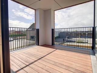 Dit nieuwbouwappartement op de 1ste verdieping van het gebouw is gelegen in het centrum van Staden, op wandelafstand van het marktplein en diverse winkels.<br />Het appartement omvat inkomhal, lichtrijke leefruimte met open ingerichte keuken en aanpalend een terras, ruime berging/wasplaats, toilet, badkamer en 2 slaapkamers. <br /><br />Extra troeven:<br />* Zonnepanelen<br />* Gemeenschappelijke fietsenberging<br />* Parkeerplaats inclusief<br /> >> Er kan een extra parkeerplaats gehuurd worden: 20,00 EUR/maand<br /><br />Ook voorzien: zonnescreens aan de achterzijde, rolluiken bij bad-en slaapkamers, centrale tappunten voor regenwater, lift,...<br />Syndickosten: 40,00 EUR/maand<br />(EPC label A - UC0958)