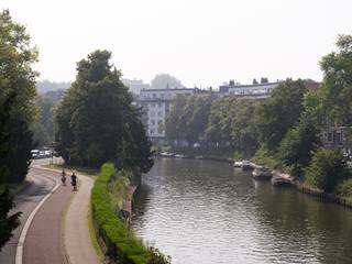 Op een absolute topligging aan het water, met een uitstekende bereikbaarheid naar de R4, E40 en E17 én vlotte verbinding richting station Gent-Sint-Pieters, bieden wij discreet een aantrekkelijk investeringsdossier aan.<br /><br />Op het gelijkvloers bevindt zich een instapklare en momenteel verhuurde kantoorruimte van circa 830 m². De toegang is gelegen aan de Eedverbondkaai. De kantoren bevinden zich achteraan de residentie en genieten dankzij twee patio’s van een aangename lichtinval.<br /><br />Het kantoor biedt een optimaal binnenklimaat, mede dankzij de dubbele isolerende beglazing, akoestische plafonds, verwarming op aardgas en airconditioning.<br /><br />Er kunnen twee ondergrondse parkeerplaatsen en acht bovengrondse parkeerplaatsen extra aangekocht worden.<br /><br />Er bestaat de mogelijkheid om deze ruimte op te splitsen in twee à drie entiteiten.<br /><br />Het volledige investeringsdossier is op aanvraag verkrijgbaar via ons kantoor.