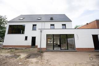 <p><span>Karaktervolle nieuwbouw BEN halfopen bebouwing, centraal gelegen nabij het charmante dorp Oud-Schilde.</span></p><p><span>Deze volledig afgewerkte woning met 225 m² bewoonbare oppervlakte combineert een praktische indeling met hedendaags comfort en biedt alle mogelijkheden om er uw eigen warme thuis van te maken.</span></p><p><span>Via de inkomhal met gastentoilet betreedt u de woning. Verder komt u in de ruime open leefruimte met volledig geïnstalleerde open keuken, voorzien van alle nodige toestellen. Aansluitend bevinden zich de eetkamer en de gezellige zithoek. Dankzij de grote raampartijen geniet u van een overvloed aan natuurlijk licht en een mooi uitzicht op de tuin, met directe toegang tot het terras.</span></p><p><span>Naast de garage bevindt zich een ruime berging met technische voorzieningen en aansluitingen voor wasmachine en droogkast.</span></p><p><span>Op de eerste verdieping vindt u twee slaapkamers (elks 11 m²) en een stijlvolle badkamer uitgerust met ligbad, douche, dubbel lavabomeubel en toilet. Beide slaapkamers beschikken bovendien over een praktische dressing of ingebouwde kastenwand.</span></p><p><span>De tweede verdieping omvat de derde (15m²) en vierde (13,75m²) slaapkamer, evenals een tweede badkamer met douche, lavabo en toilet. Tegenover de badkamer bevindt zich nog een extra bergruimte.</span></p><p><span>Algemeen: HR+ beglazing, zwart aluminium schrijnwerk, vloerverwarming, warmtepomp, zonnepanelen, een combinatie van overwegend parket en lichte tegelvloeren, energiezuinig met label A en een conforme elektrische keuring.</span></p><p><span>De tuin wordt volledig ingezaaid met gras en afgewerkt met een omheining.</span></p><p><span>Deze woning kan aangekocht worden aan 6% btw op de constructiewaarde (onder voorwaarden) en geniet bovendien van een vrijstelling van de onroerende voorheffing gedurende de eerste 5 jaar.</span></p><p><span>De woning is ideaal gelegen met een vlotte verbinding naar belangrijke uitvalswegen en de oprit van de E314.</span></p><p><span>Bent u op zoek naar een ruime, gezellige nieuwbouwwoning op een toplocatie? Contacteer ons gerust voor bijkomende informatie of plan vandaag nog uw bezoek aan de werf: www.buytaertimmo.be</span></p><p><span> </span></p>