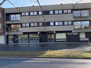 Ruim appartement van 135 m², centraal gelegen op de stadsrand. Indeling : Ruime hal met ingemaakte kasten, keuken voorzien van kookvuur, dampkap,...